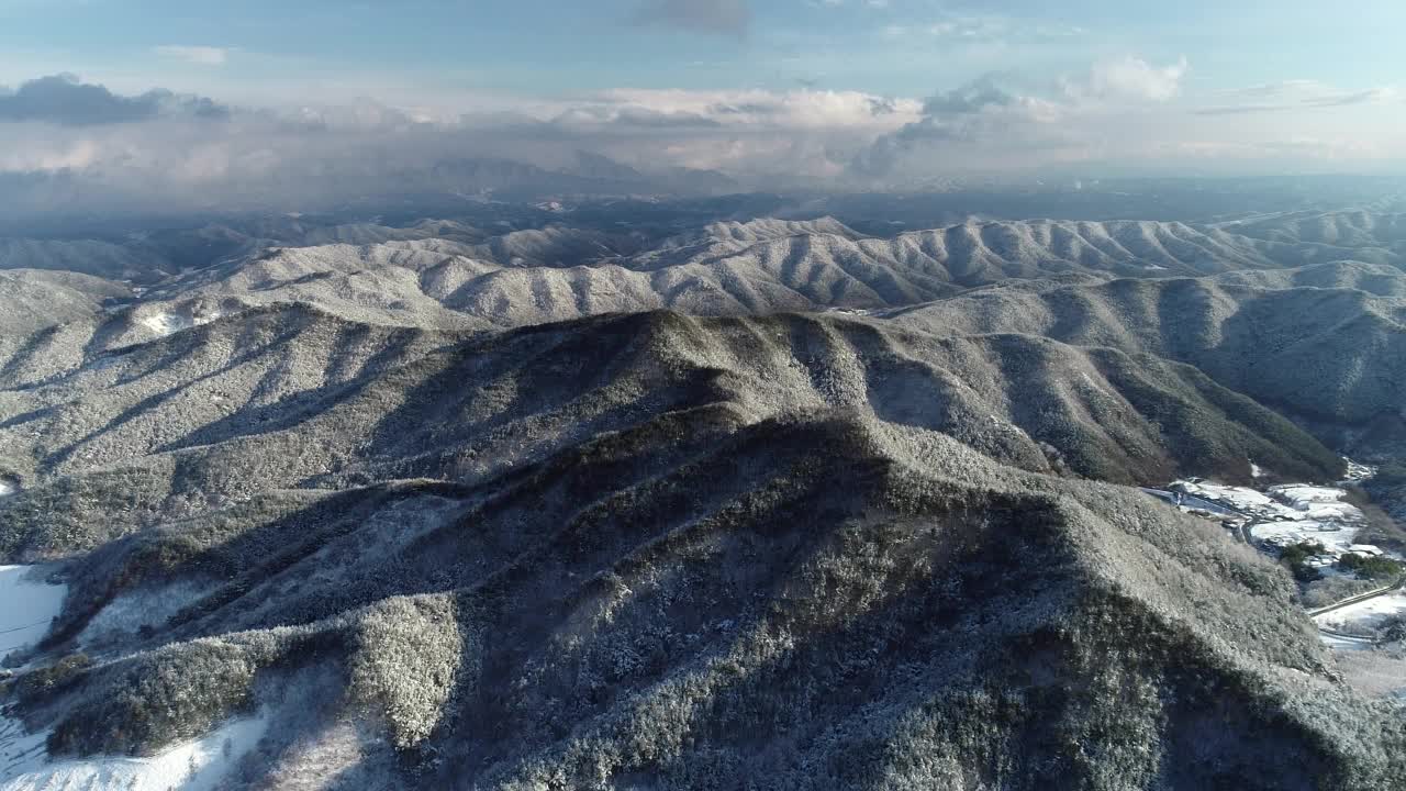 白雪覆盖的智日山风景/韩国视频素材