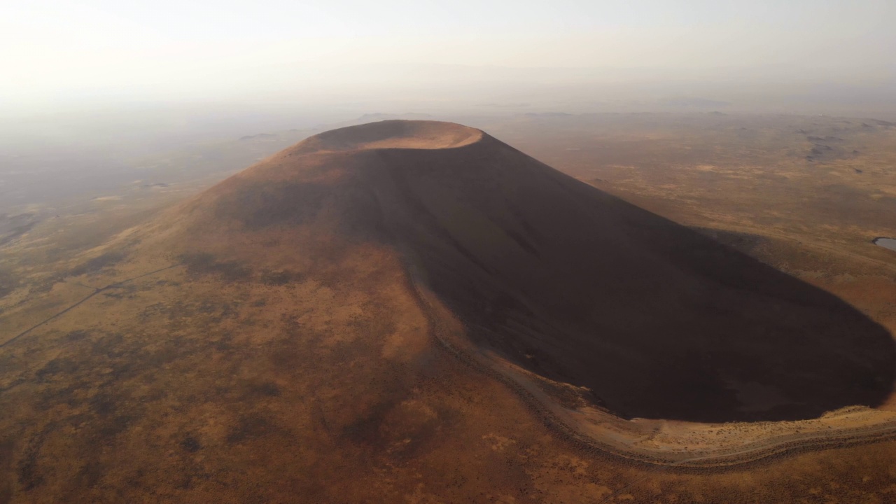 宇宙飞船环绕火星上的火山锥运行视频素材