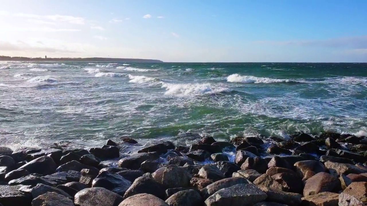 岩石海岸线和海浪的景色视频素材