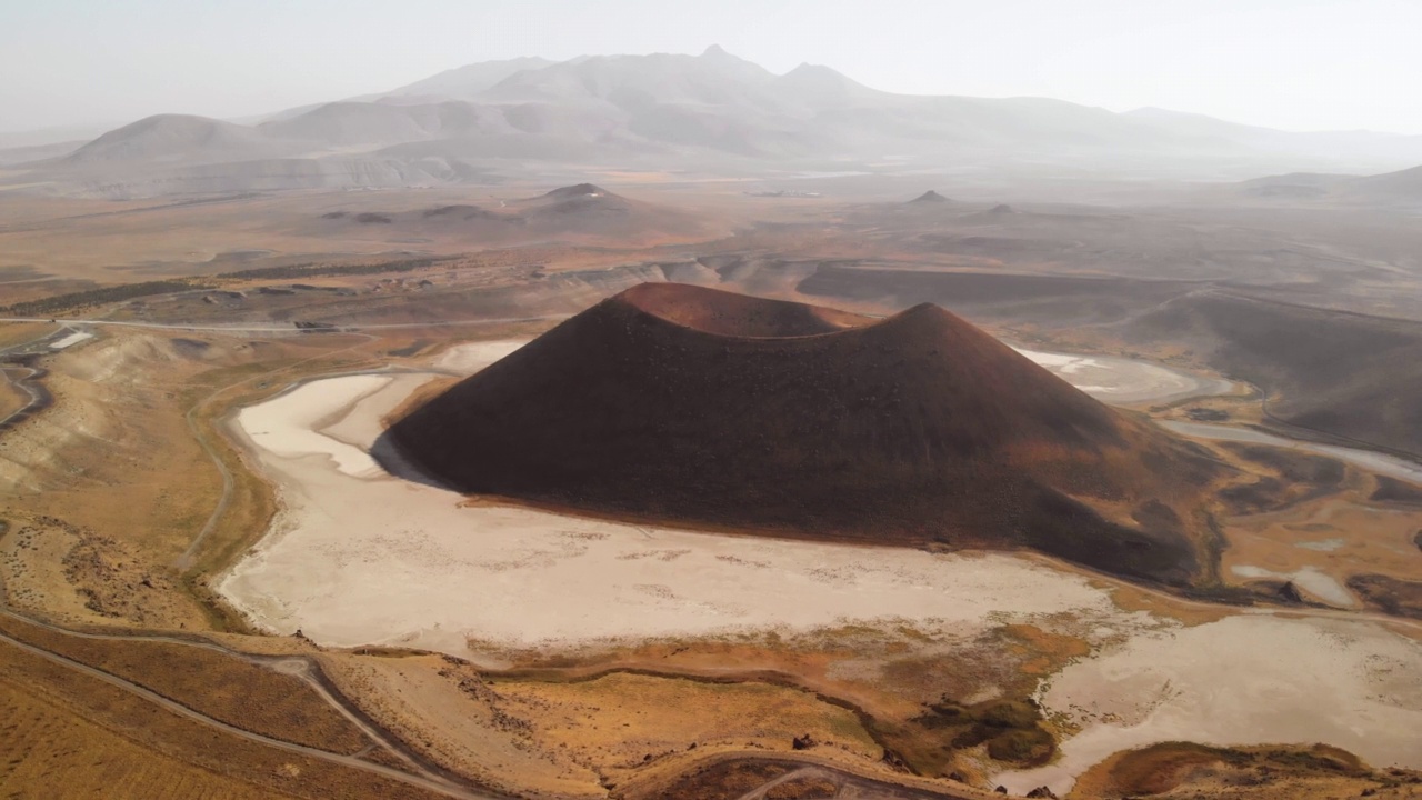 飞越红色星球火星上的火山口视频素材