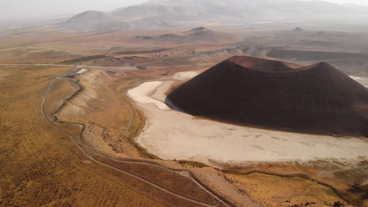 飞往火星火山峡谷的宇宙飞船视频素材