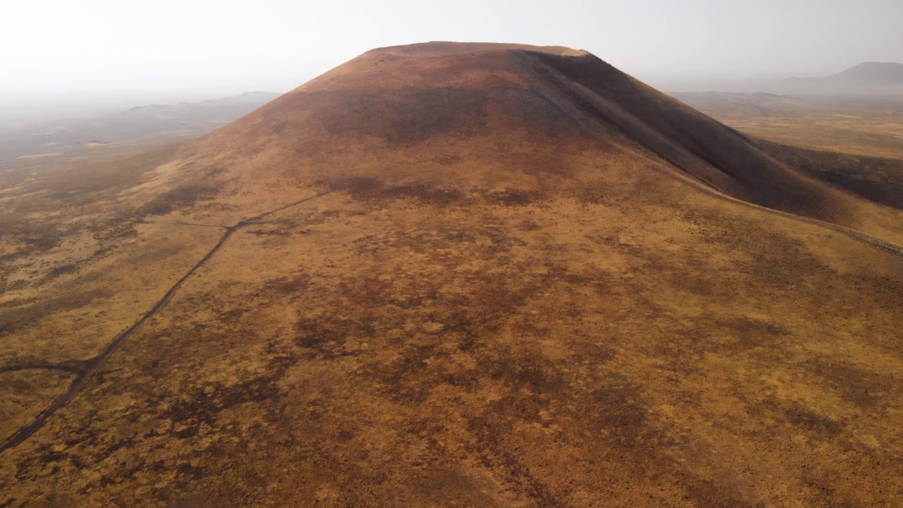 宇宙飞船飞向其他星球的火山锥视频素材