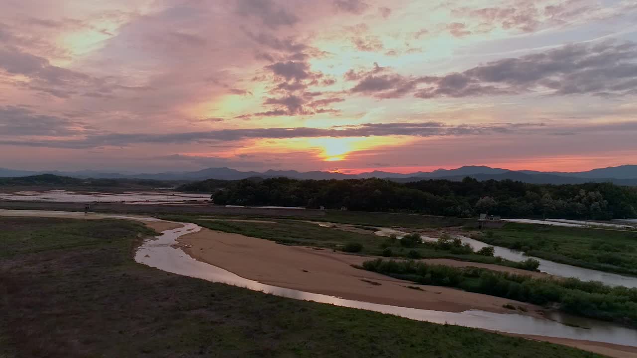 晚霞中的内城川风光/韩国视频素材