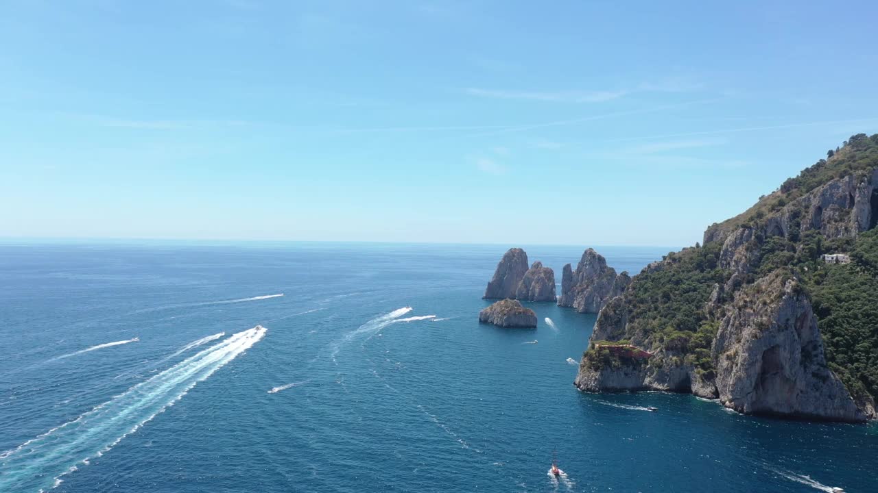 意大利卡普里海岸的鸟瞰图，突出了它的岩石和绿色地形视频素材