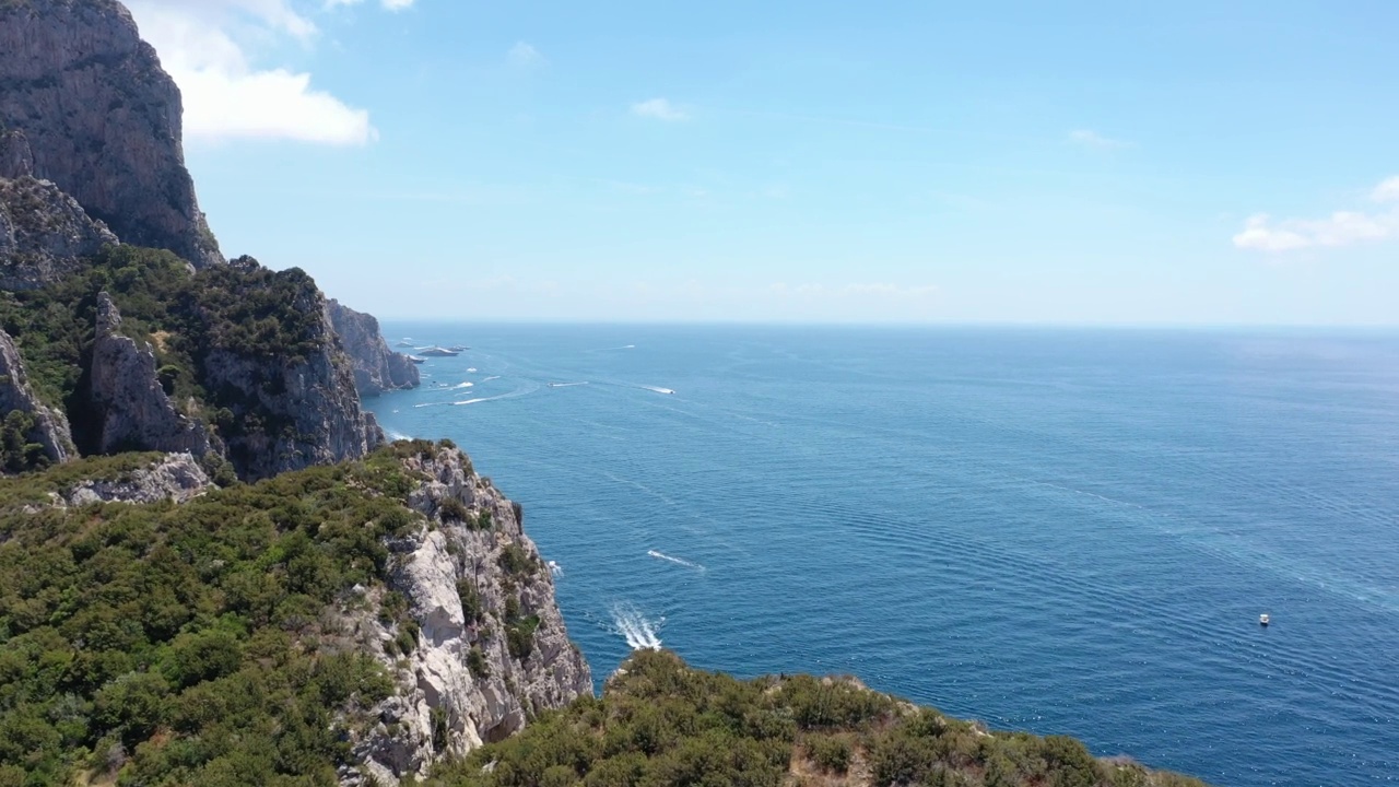 从卡普里岛上空俯瞰地中海，有高高的海岸悬崖和美丽的夏日天空视频素材