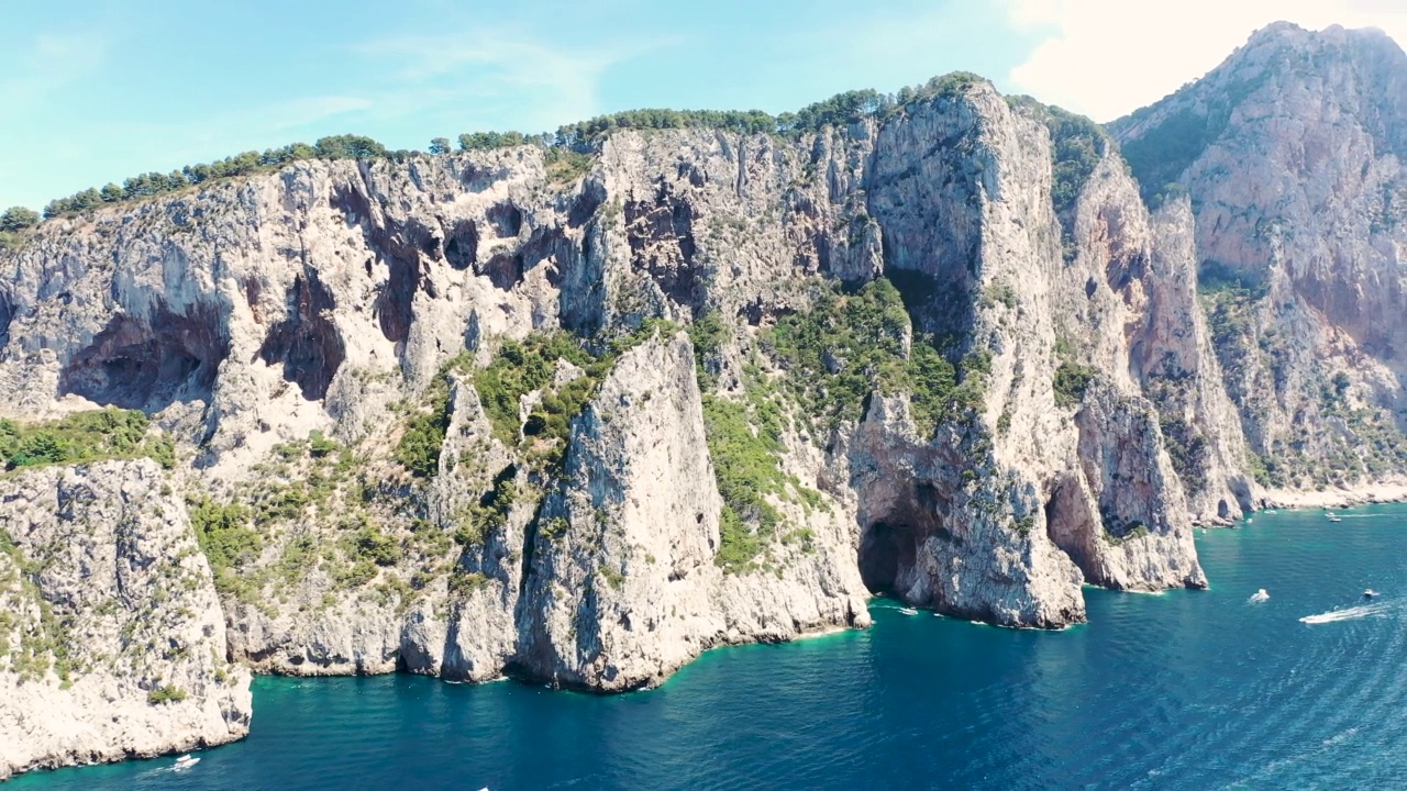 意大利卡普里的鸟瞰图，在巨大的海岸悬崖上俯瞰地中海视频素材