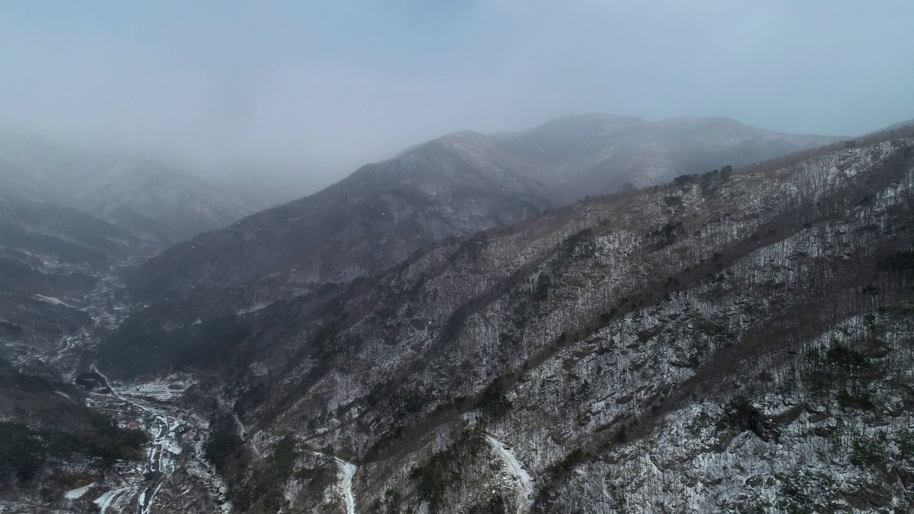 白雪覆盖的智日山风景/韩国视频素材