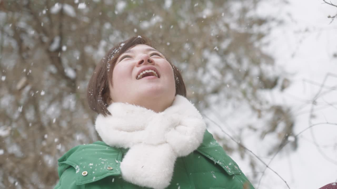 在雪中玩耍的女人视频素材