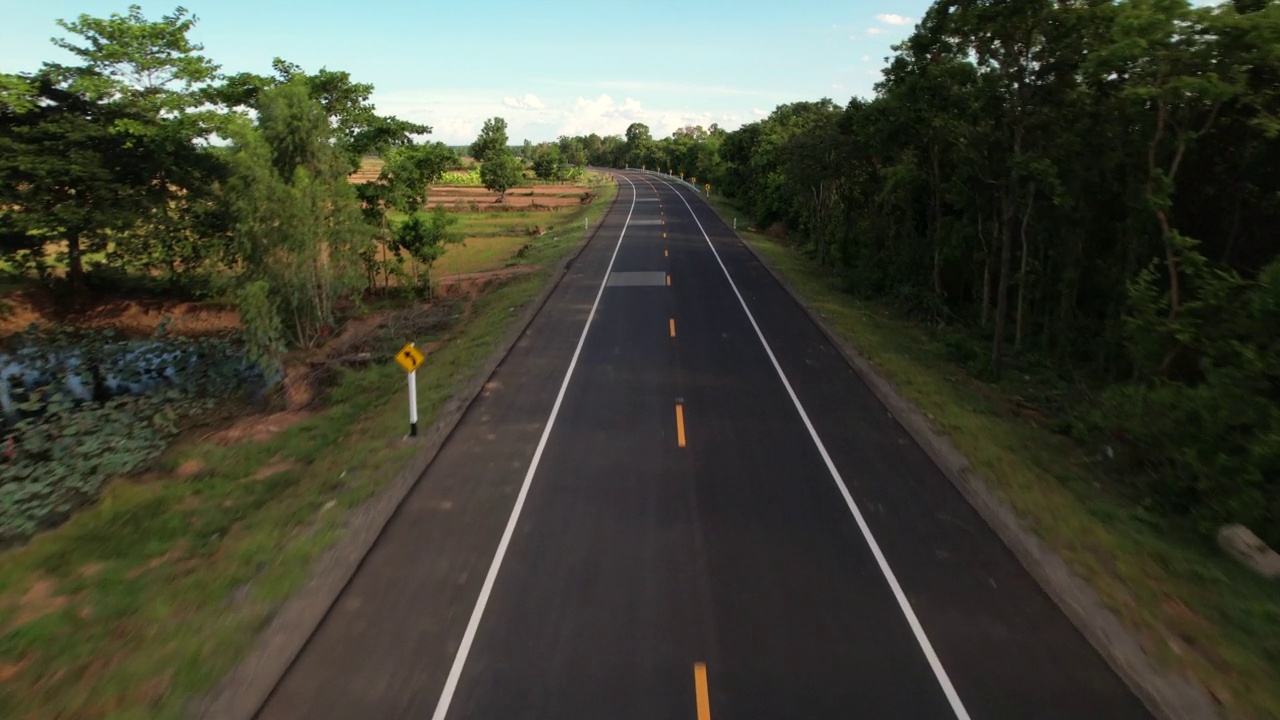 乡村道路鸟瞰图。视频素材