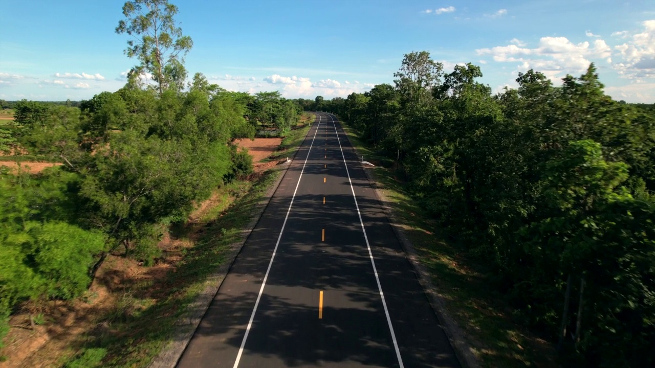 乡村道路鸟瞰图。视频素材