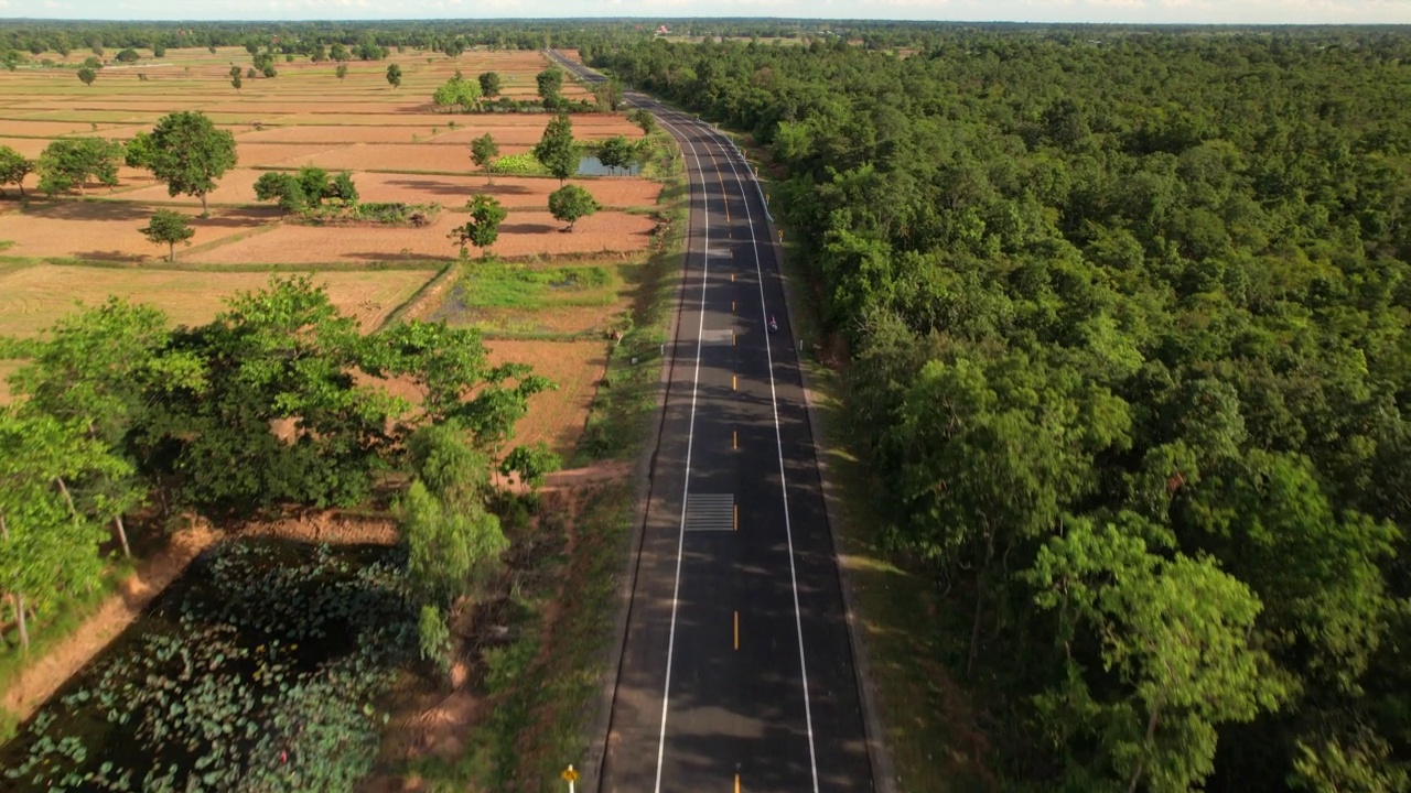 乡村道路鸟瞰图。视频素材