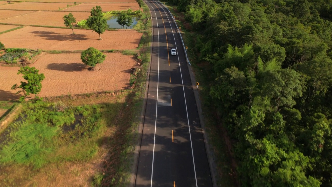 乡村道路鸟瞰图。视频素材