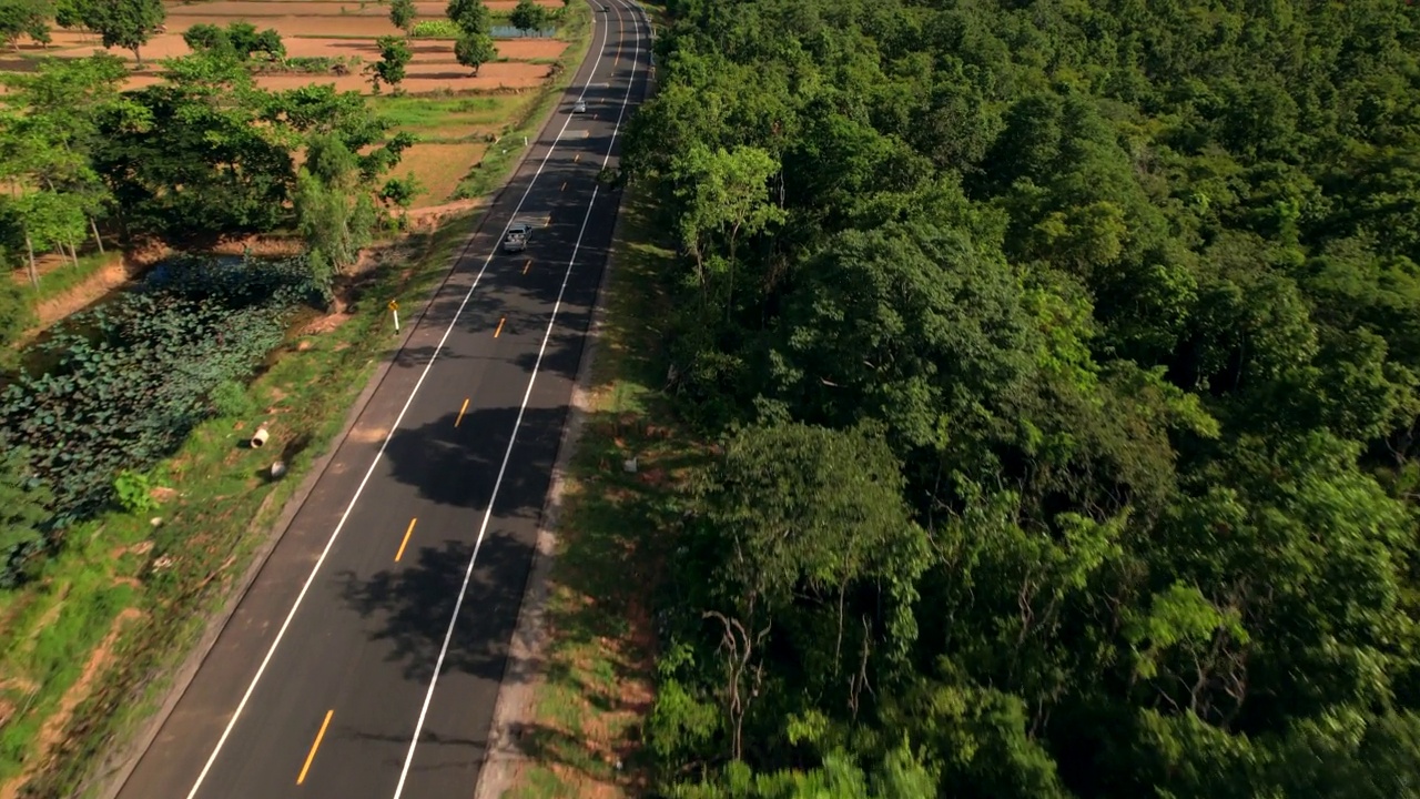 乡村道路鸟瞰图。视频素材