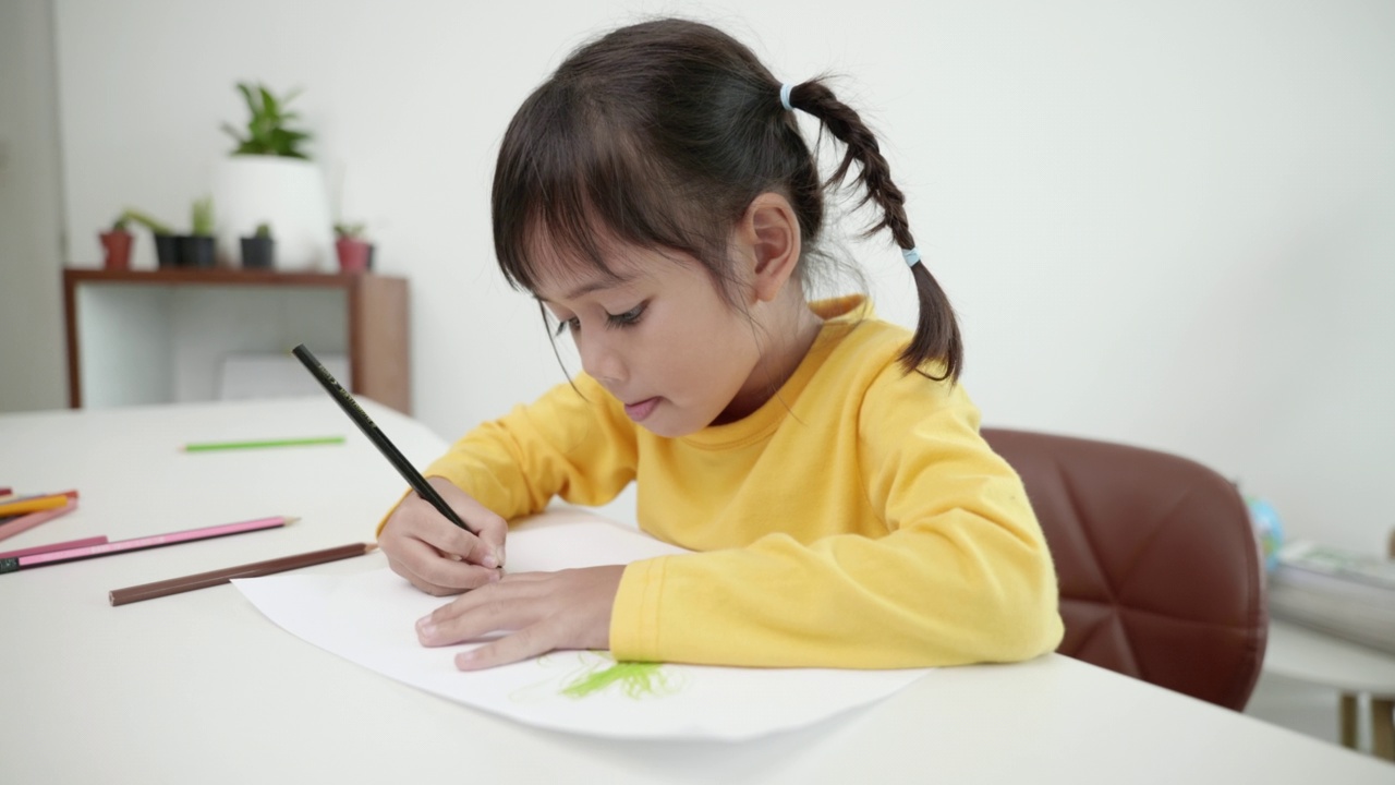 亚洲女孩在家画画的场景。孩子们像童年一样在一起玩耍，节日概念视频素材