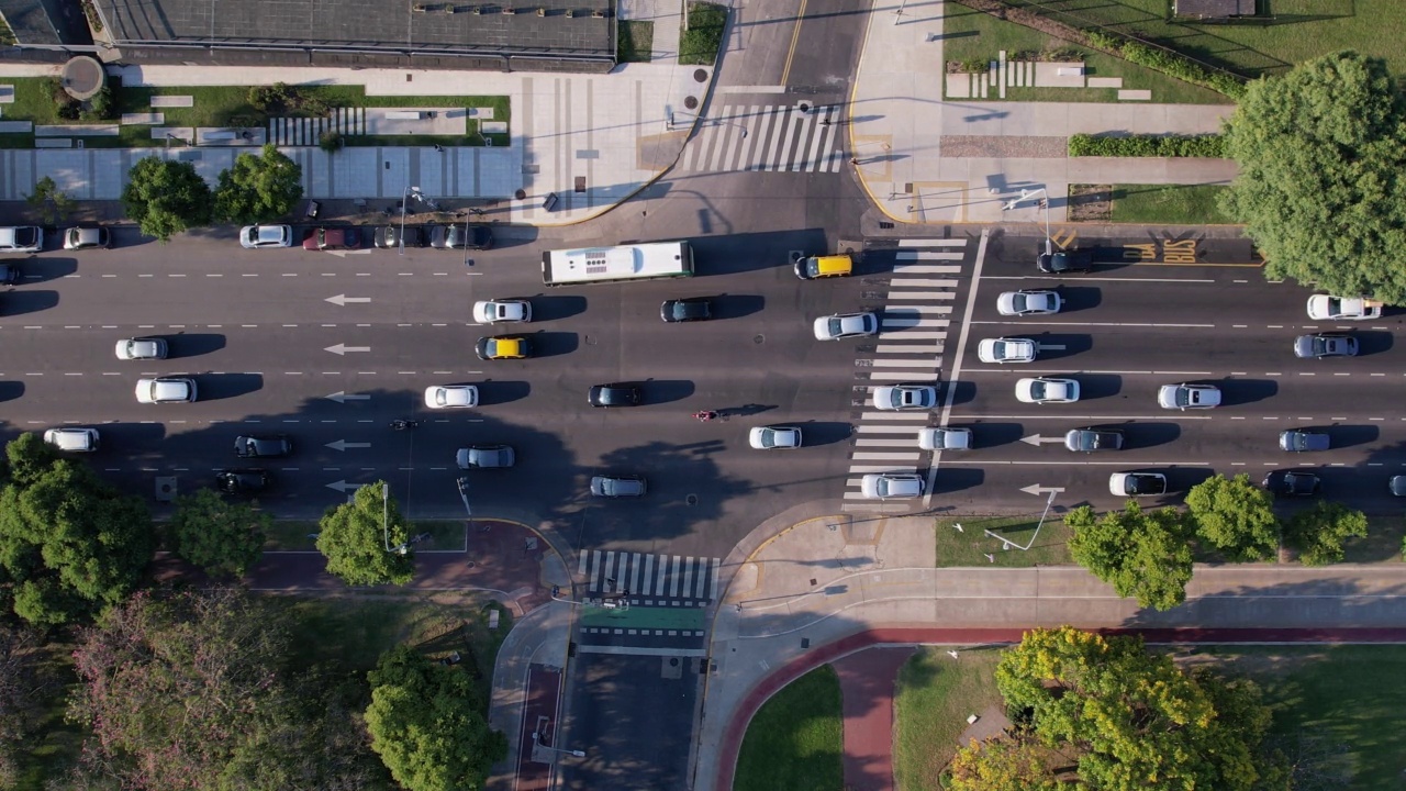 在大城市道路上行驶的车辆视频素材