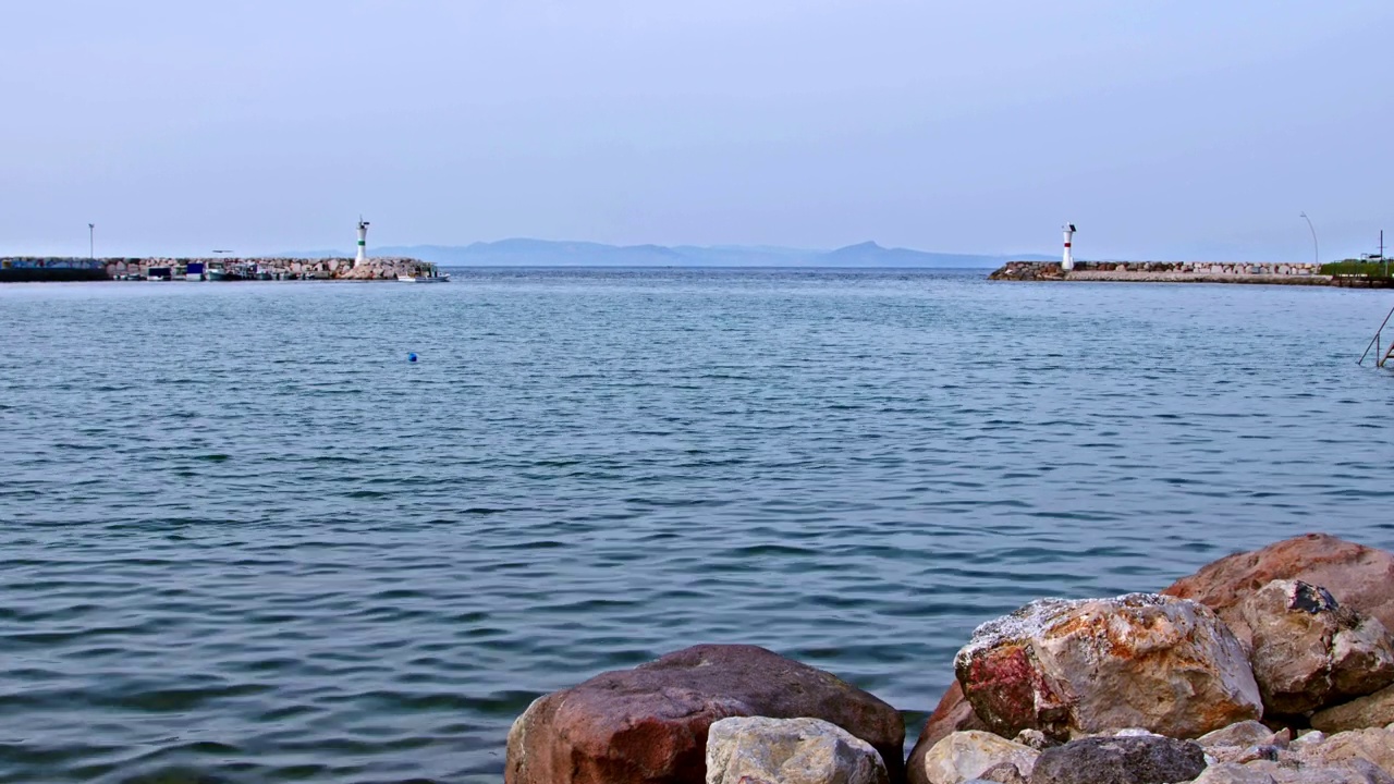 海岸海滩上的灯塔和悬崖视频素材