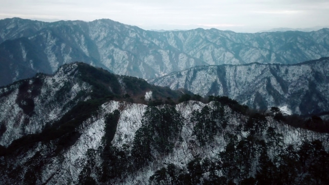 白雪覆盖的海山岭/韩国视频素材