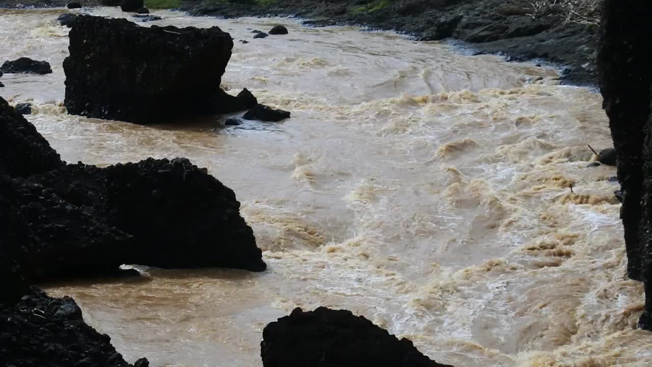 河水流动的镜头。河水来自河渠。洪水过后的自然水源。视频素材