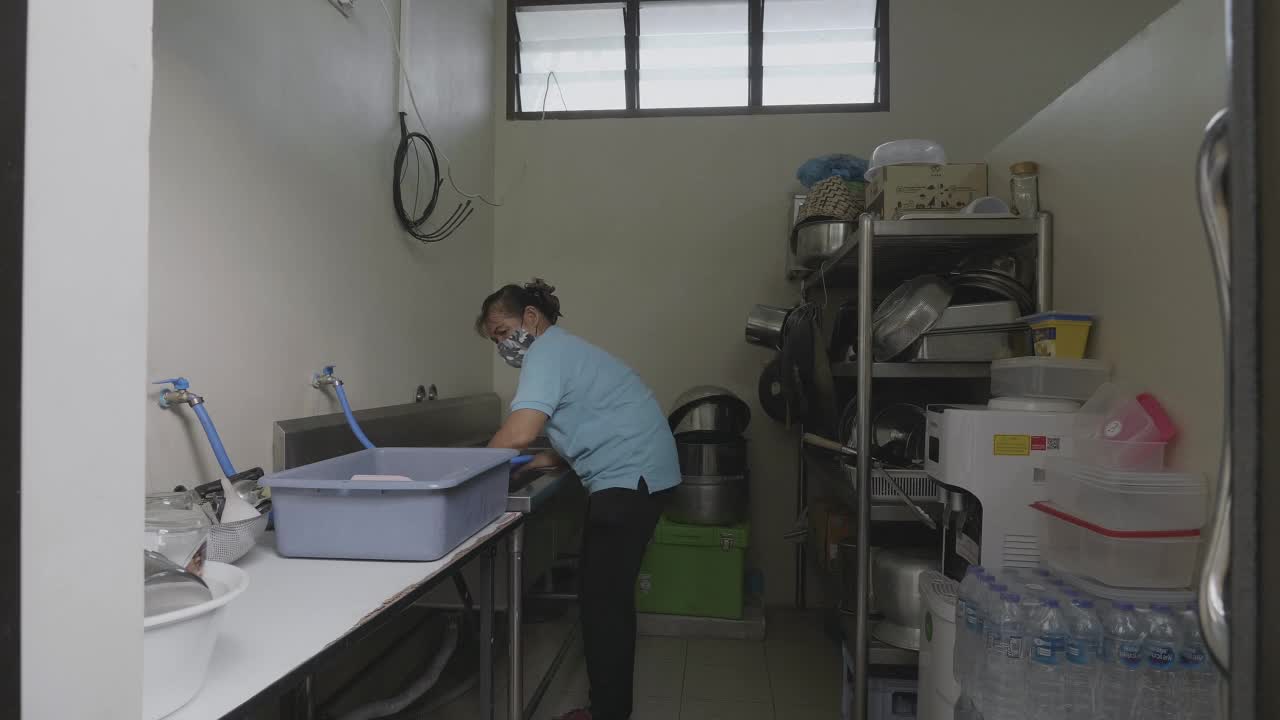 高级酒店女服务员在当地餐厅洗碗视频素材