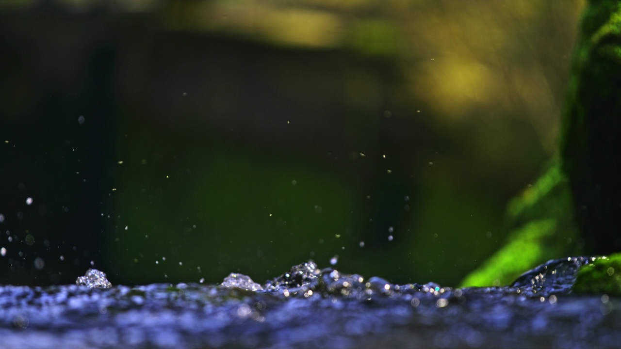 超级SLO MO水滴从泉水飞溅到空中视频素材