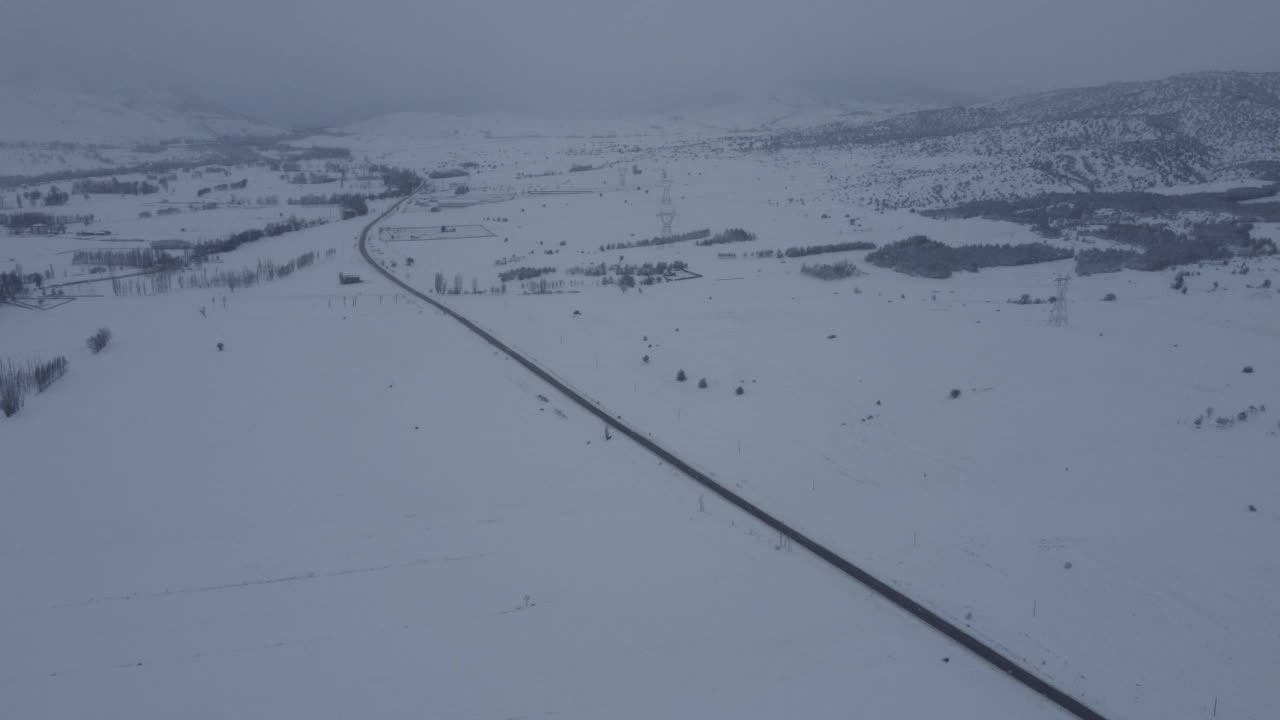 无人机查看积雪覆盖的土地和道路视频素材