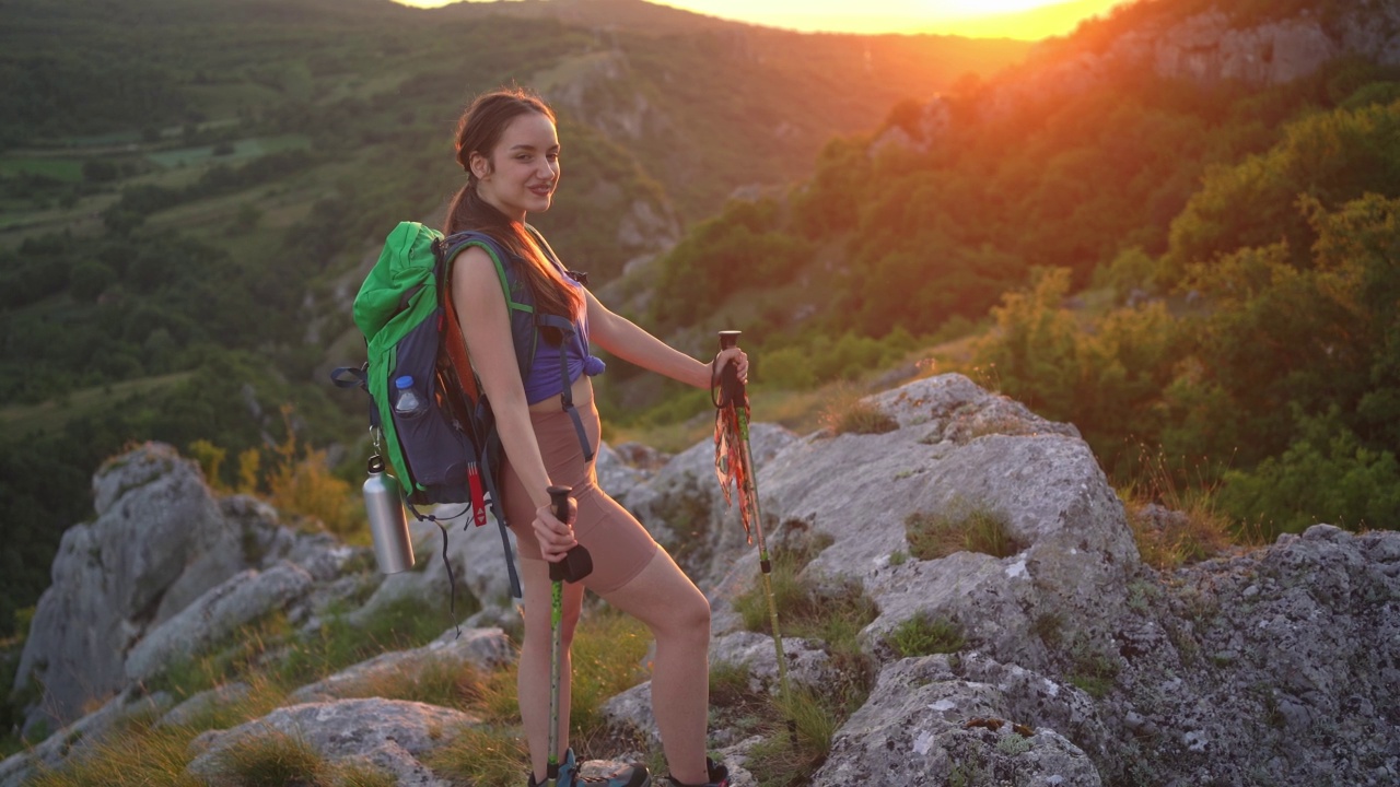 落基山上的年轻女徒步旅行者视频素材