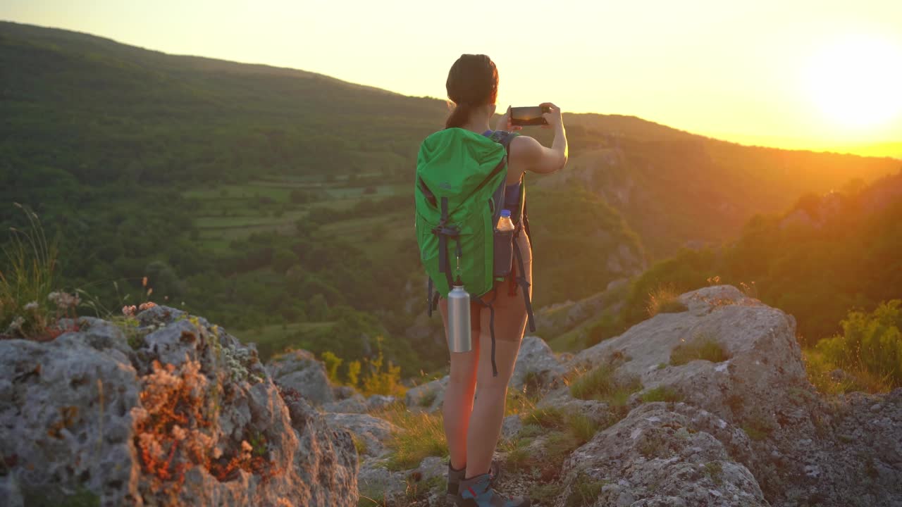 徒步旅行的女人用智能手机拍照视频素材