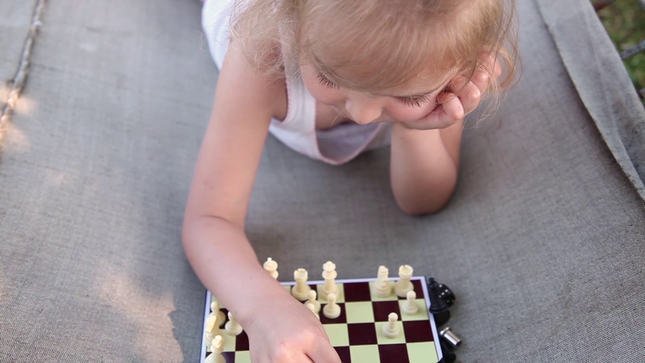 一个小女孩下棋的高角度视角视频素材