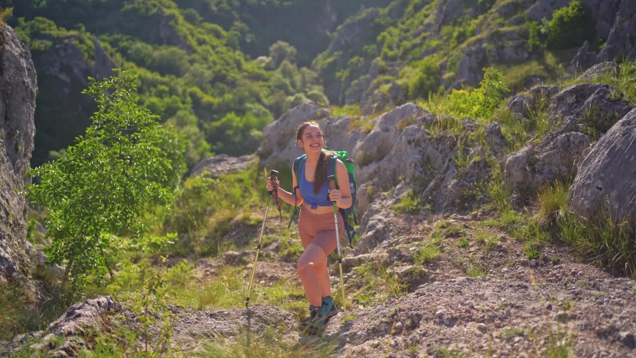 年轻的背包女徒步旅行者视频素材