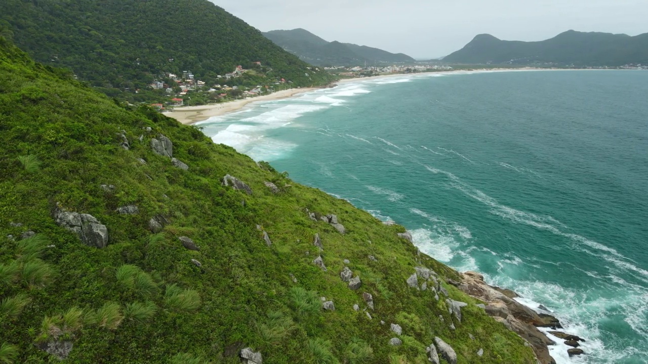 风景优美的海岸线有山脉，岩石和海浪在巴西。鸟瞰图视频素材