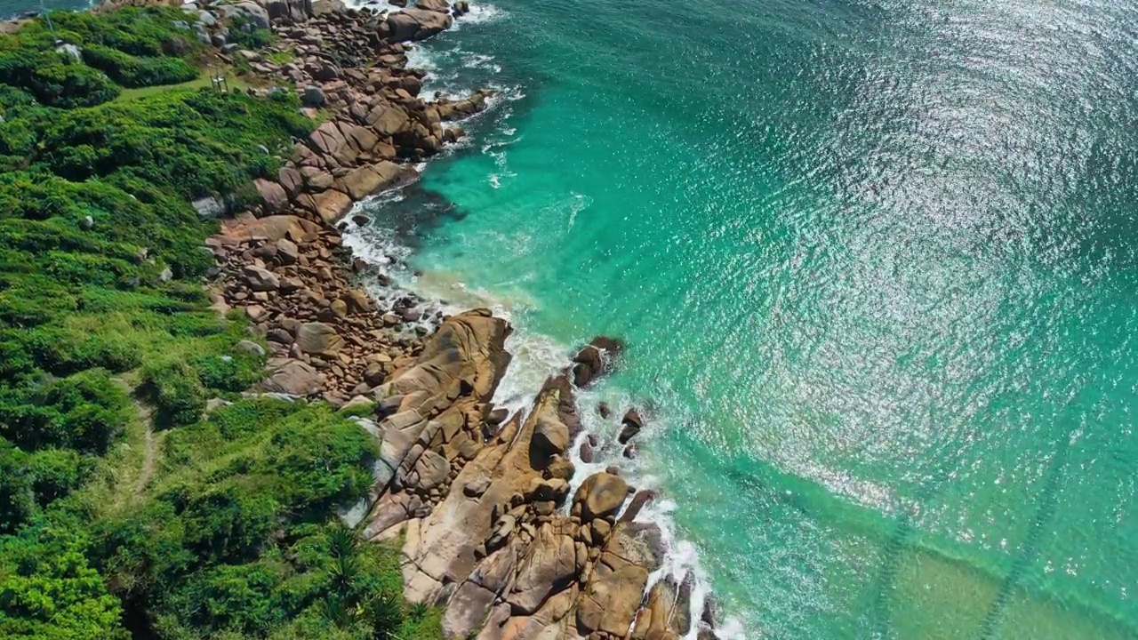 令人惊叹的海岸线，岩石和碧蓝透明的海浪。鸟瞰图视频素材