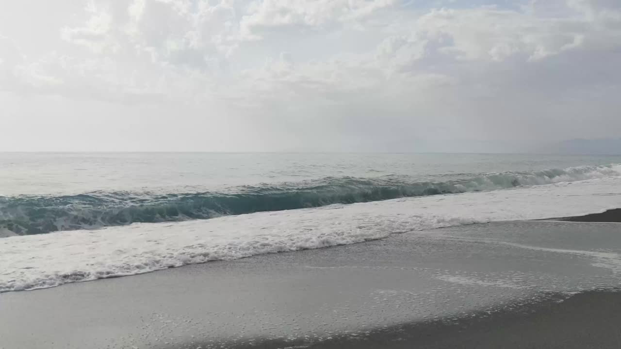 海滩阳光明媚的日子空蓝色的海夏天天空水海洋。视频素材