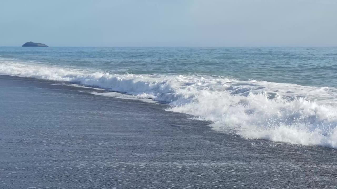 热带沙滩上的海浪特写。视频素材