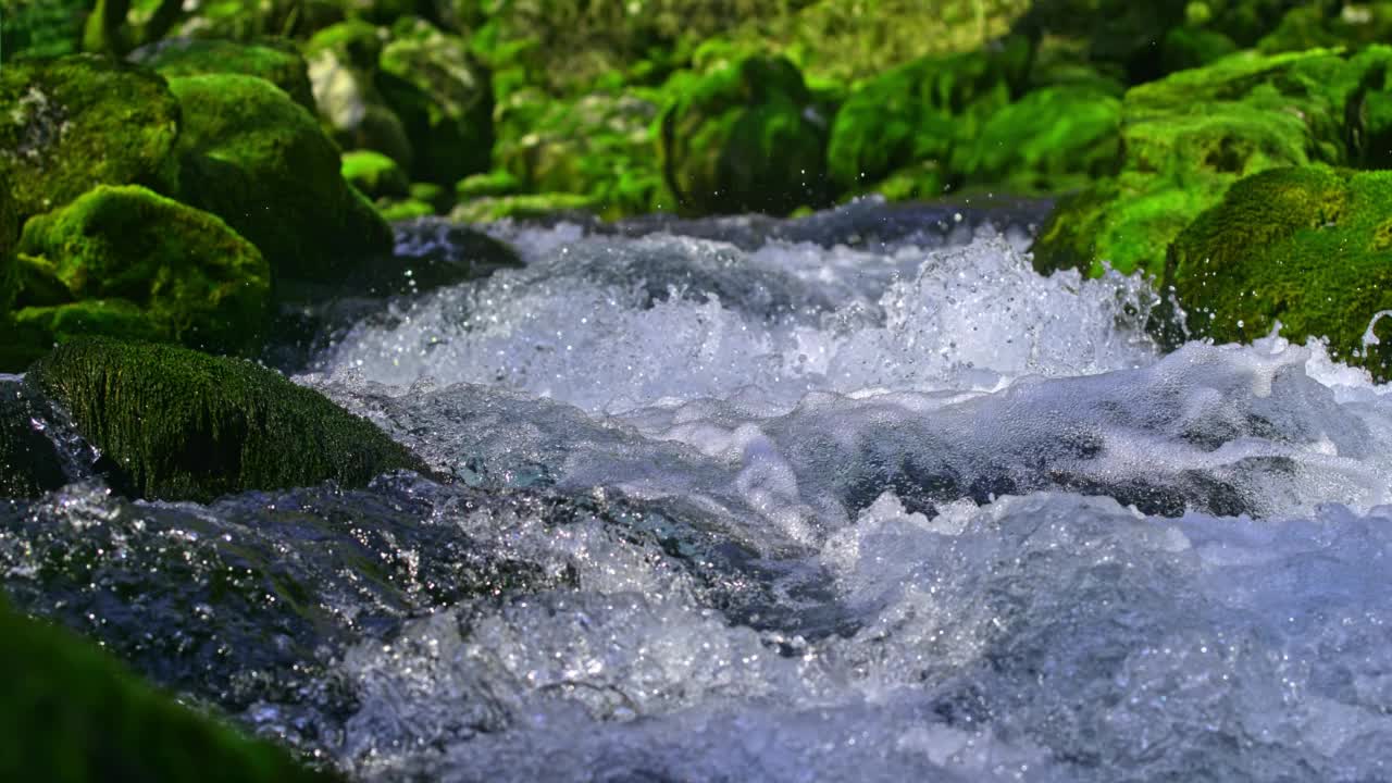 时间扭曲泉水沿着河床倾泻而下视频素材