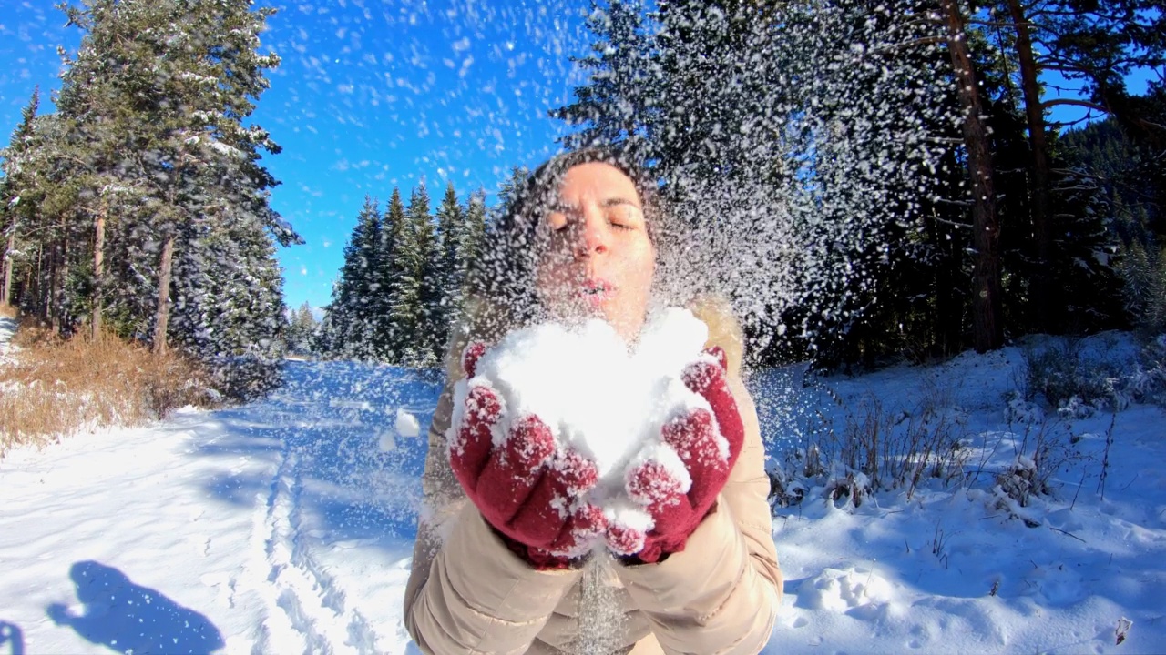 吹雪的少女视频素材