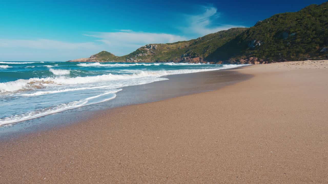 在巴西海滩。平静的海浪在沙滩上翻滚。巴西圣卡塔琳娜岛上的鼹鼠海滩视频素材