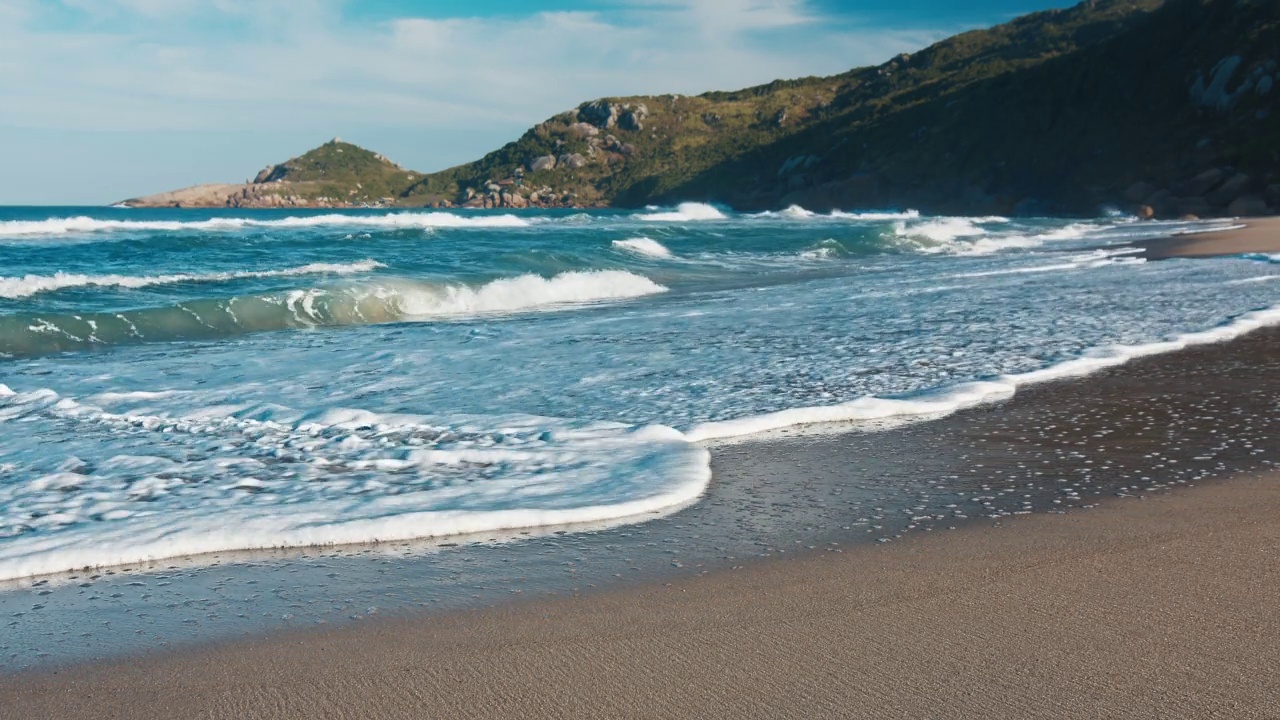 在巴西海滩。平静的海浪在沙滩上翻滚。巴西圣卡塔琳娜岛上的鼹鼠海滩视频素材