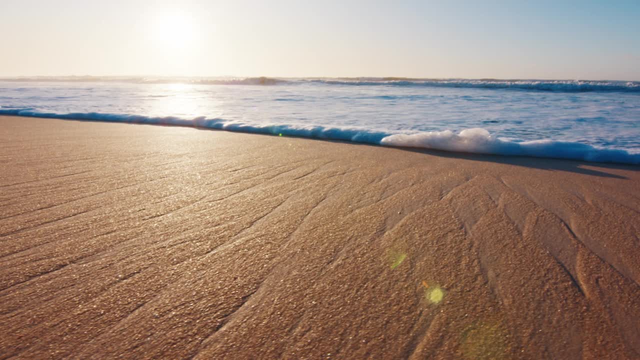 在巴西海滩。太阳升起时，沙滩上浪花翻滚。位于大西洋巴西圣卡塔琳娜岛上的坎佩切镇视频素材