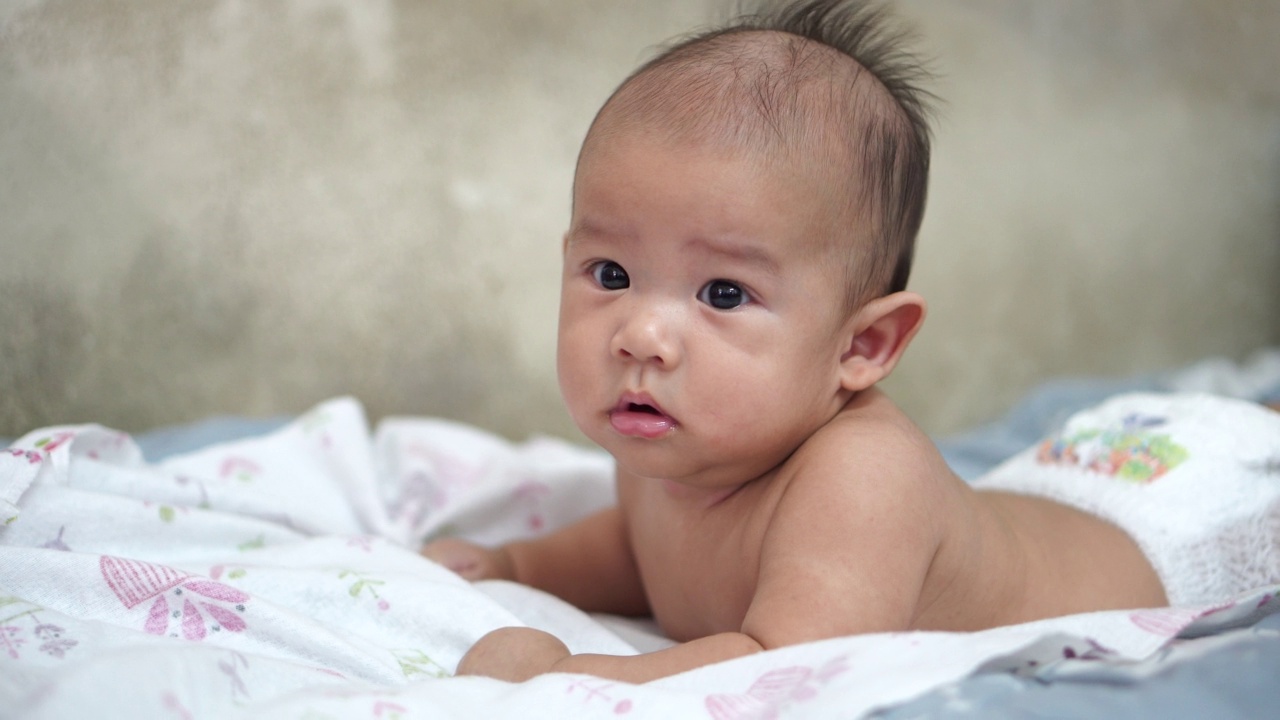 新生男婴心情好，心情愉悦视频素材