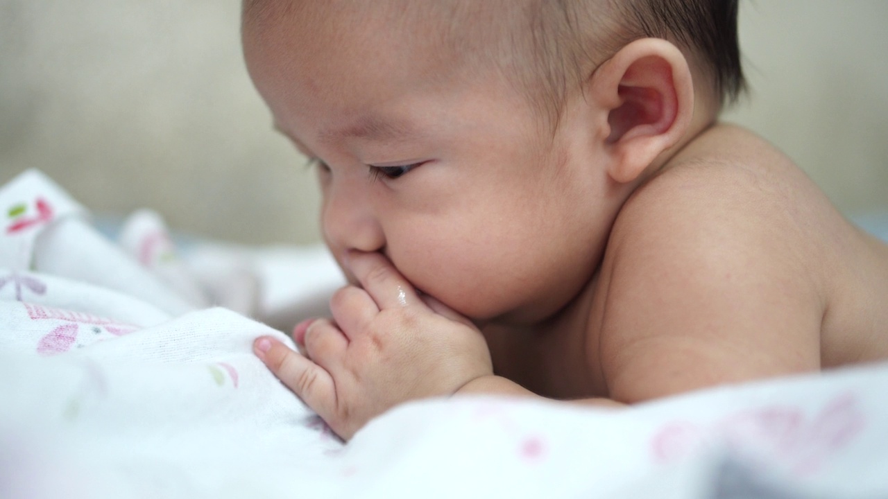 新生男婴心情好，心情愉悦视频素材