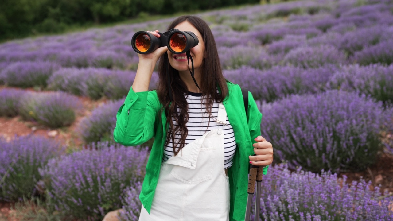 女人用双筒望远镜看视频素材