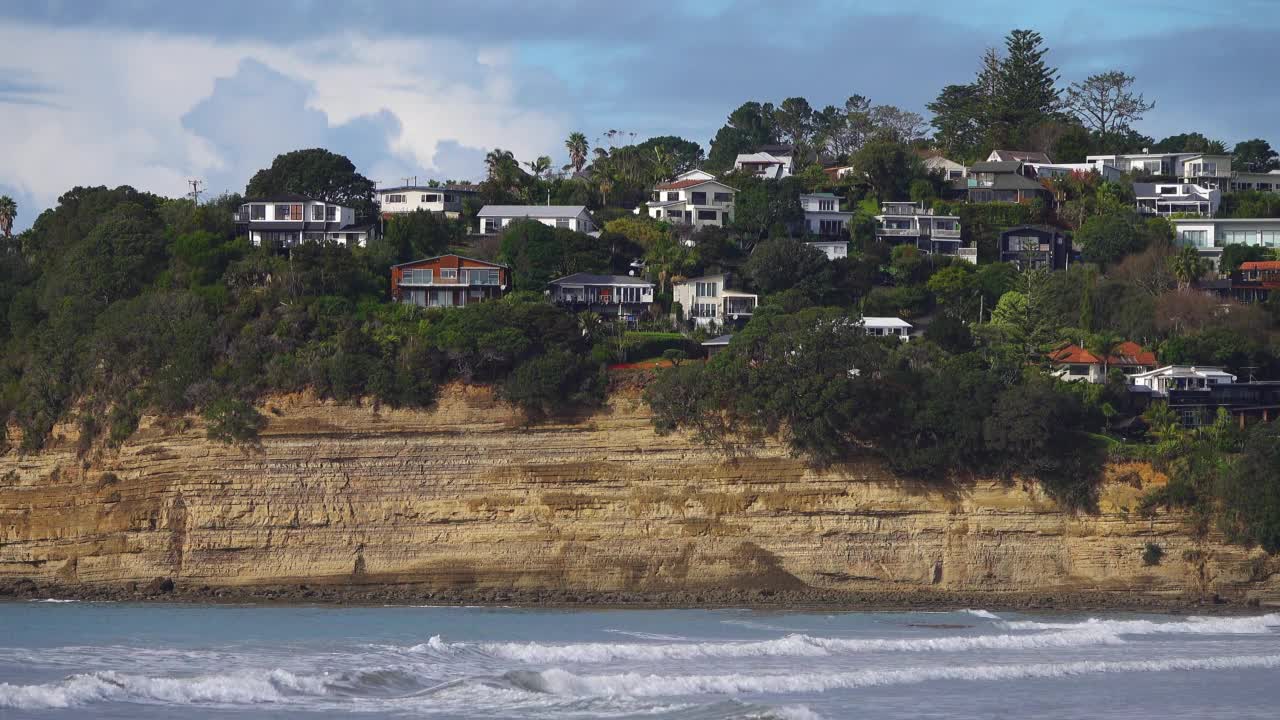 新西兰奥克兰红海滩的海滩景观和住宅视频素材