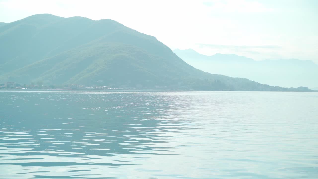 在一个美好的夏日阳光明媚的日子里，可以看到美丽的海湾和山脉视频素材