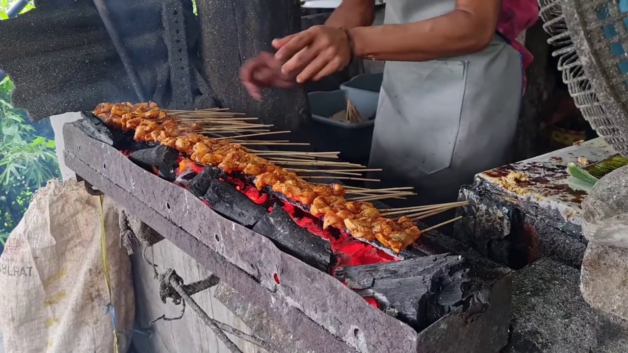 鸡肉沙爹小贩正在烤架上烤沙爹视频素材