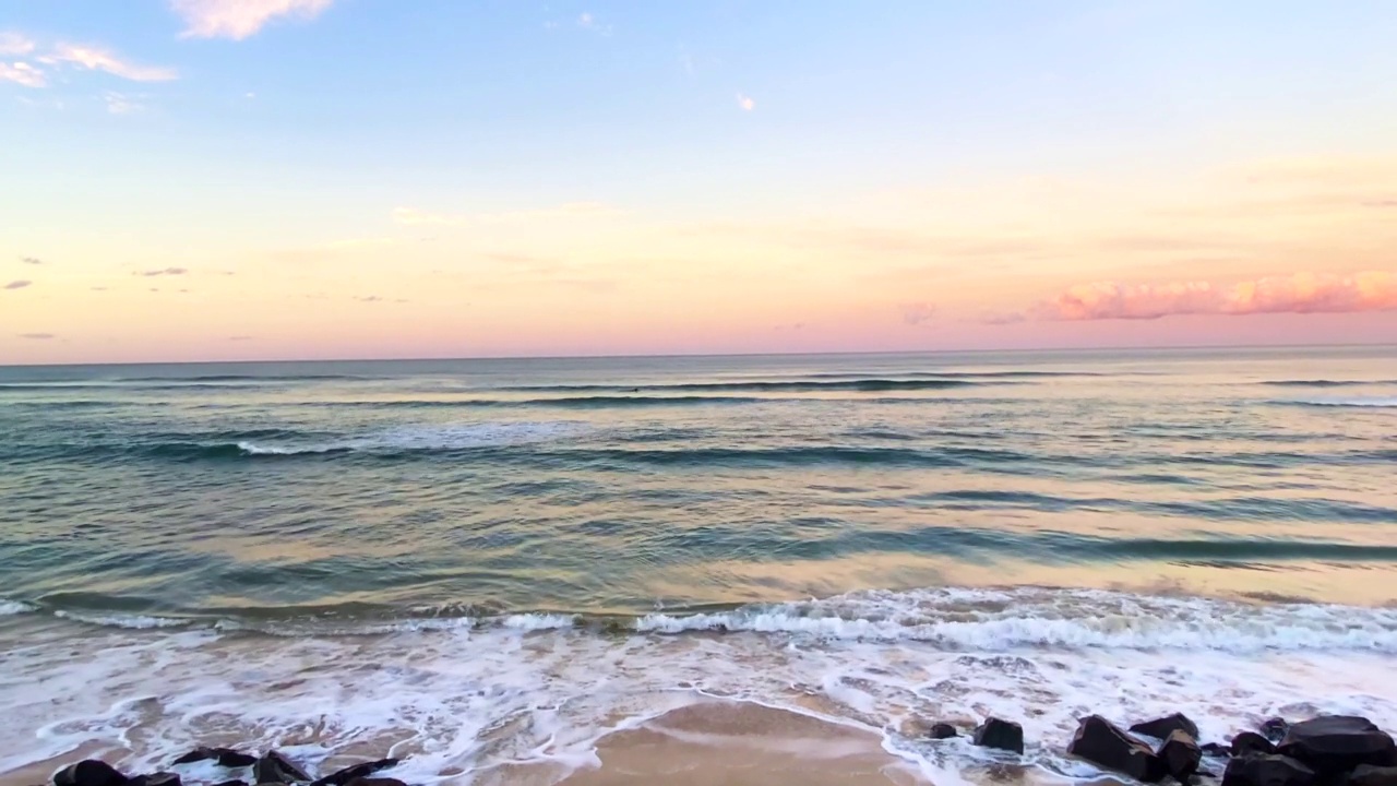 夕阳波浪与柔和的地平线视频素材