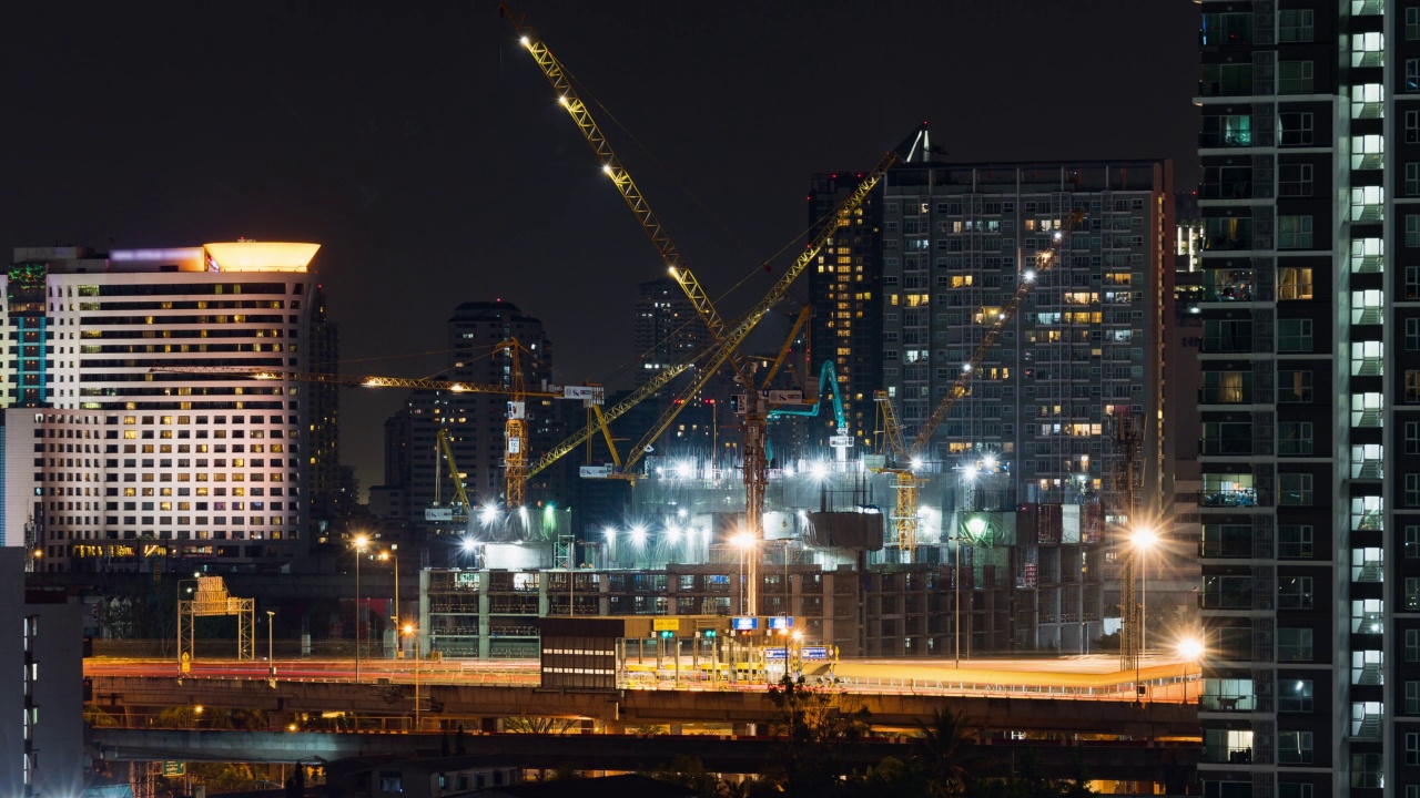 夜间起重机建筑工地的延时，高速公路上的汽车交通运输，亚洲的生活公寓。土木工程技术、城市生活、交通运输业概念视频素材