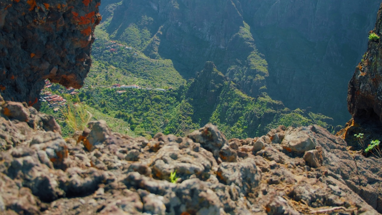 马斯卡峡谷或巴兰科德马斯卡峰顶。特内里费。落基山脉在前景。米拉多·拉·克鲁兹·德·希尔达。春天。视频素材