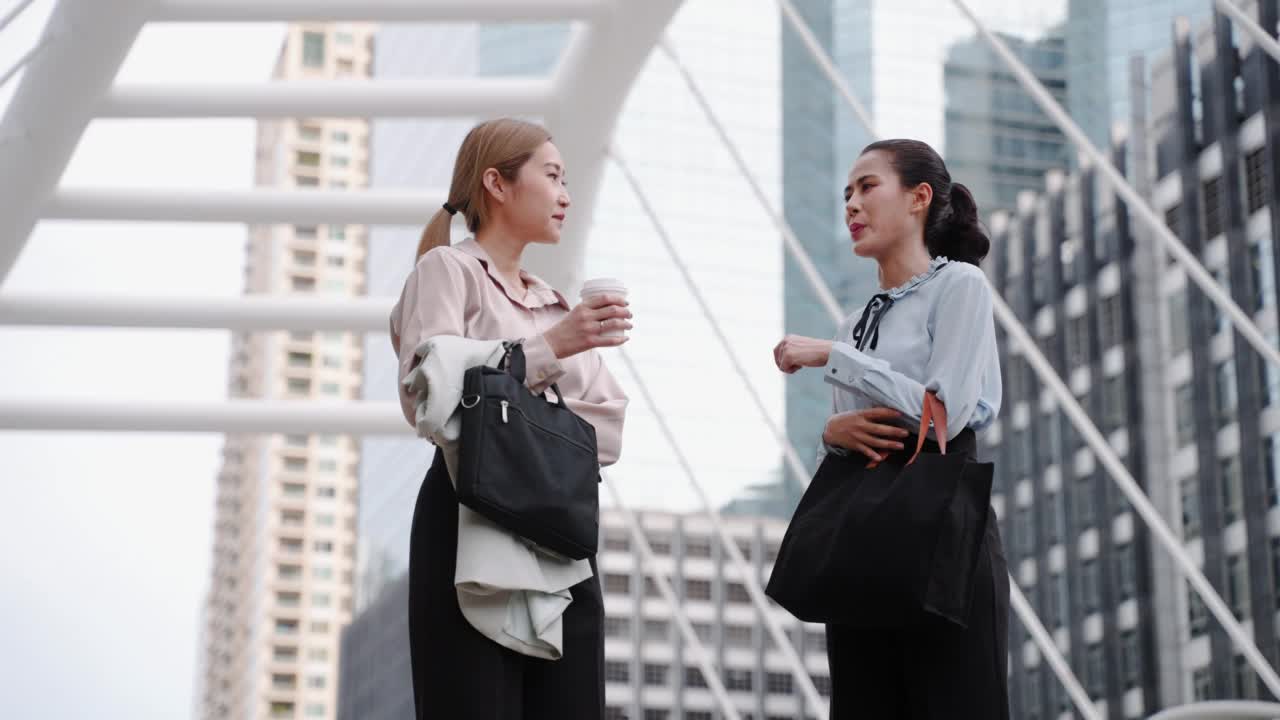 两个亚洲女商人边说边一起走到办公室视频素材