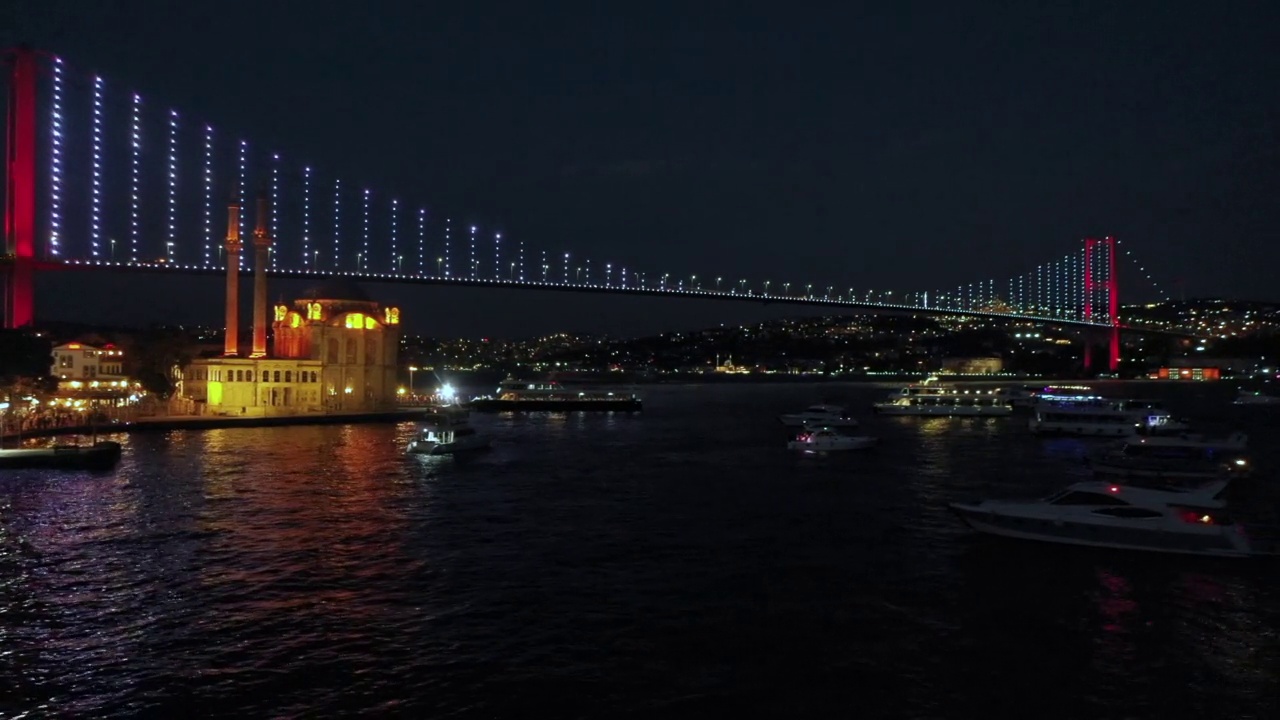 博斯普鲁斯的夜晚伊斯坦布尔ortaköy bebek船下雨视频素材