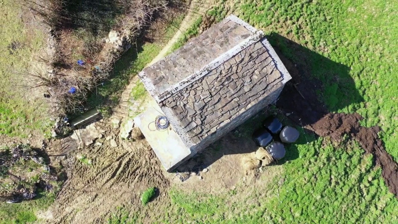 山区草地上的小木屋视频素材